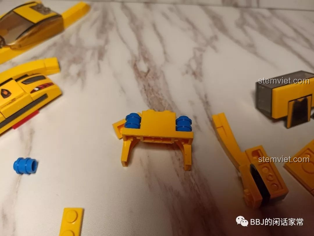 Hướng dẫn cách khắc phục lỗi lắp ráp trên bộ Sembo Block 607026 bằng cách loại bỏ các chi tiết bị lỗi.