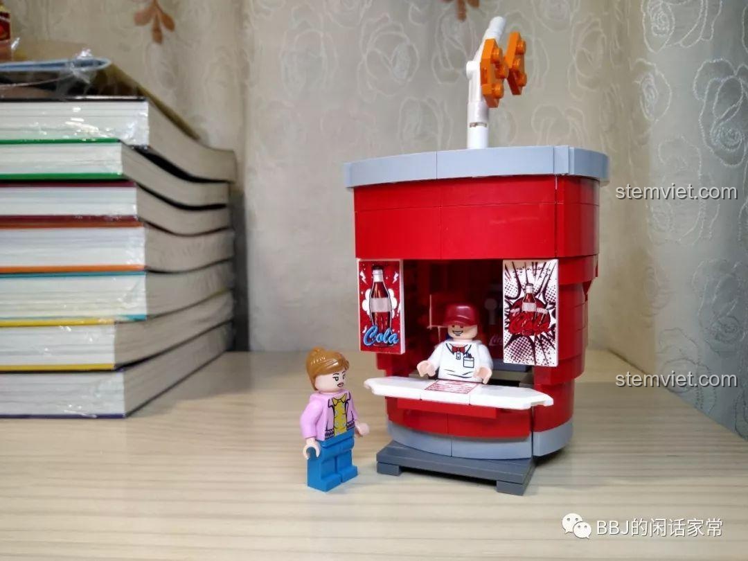 Cảnh khách hàng đang mua đồ uống tại bộ đồ chơi Cửa hàng uống mini 601056 giá hời.