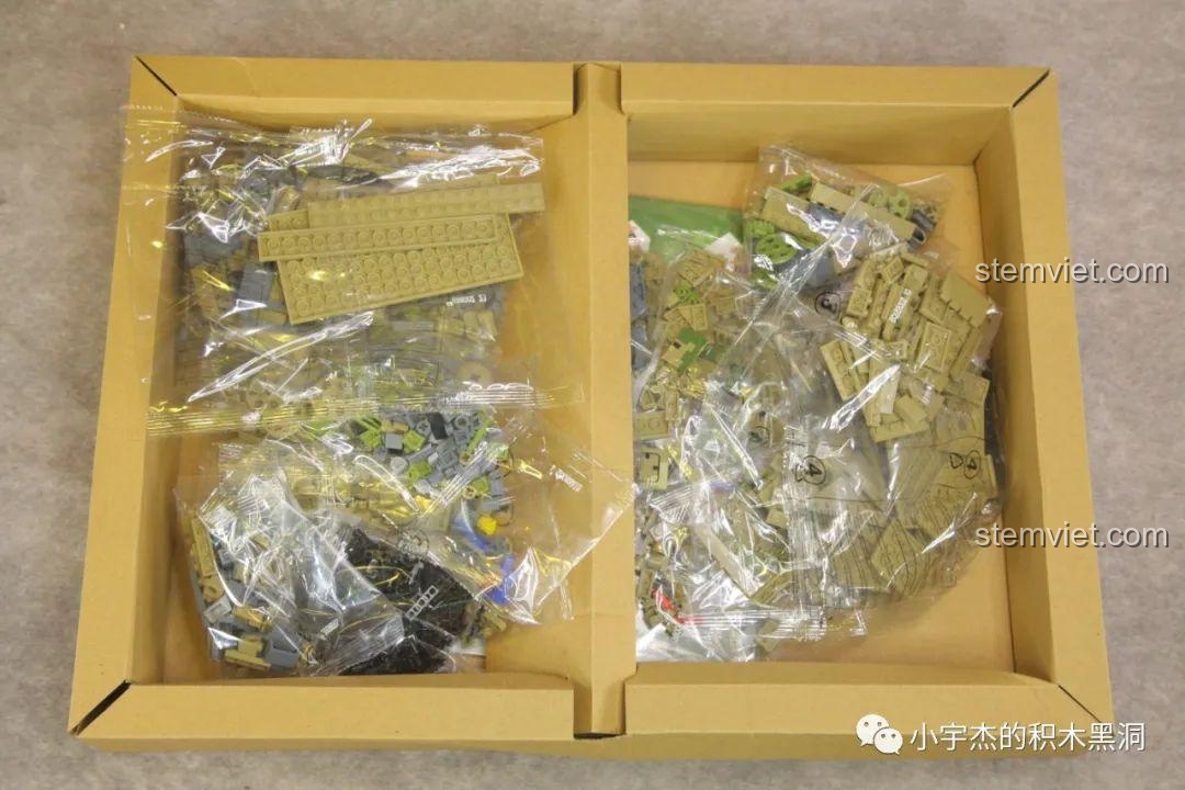 Bên trong hộp lớn là một hộp carton nhỏ chứa các túi chi tiết của bộ lắp ghép Xe tăng chủ lực 99A 688002.