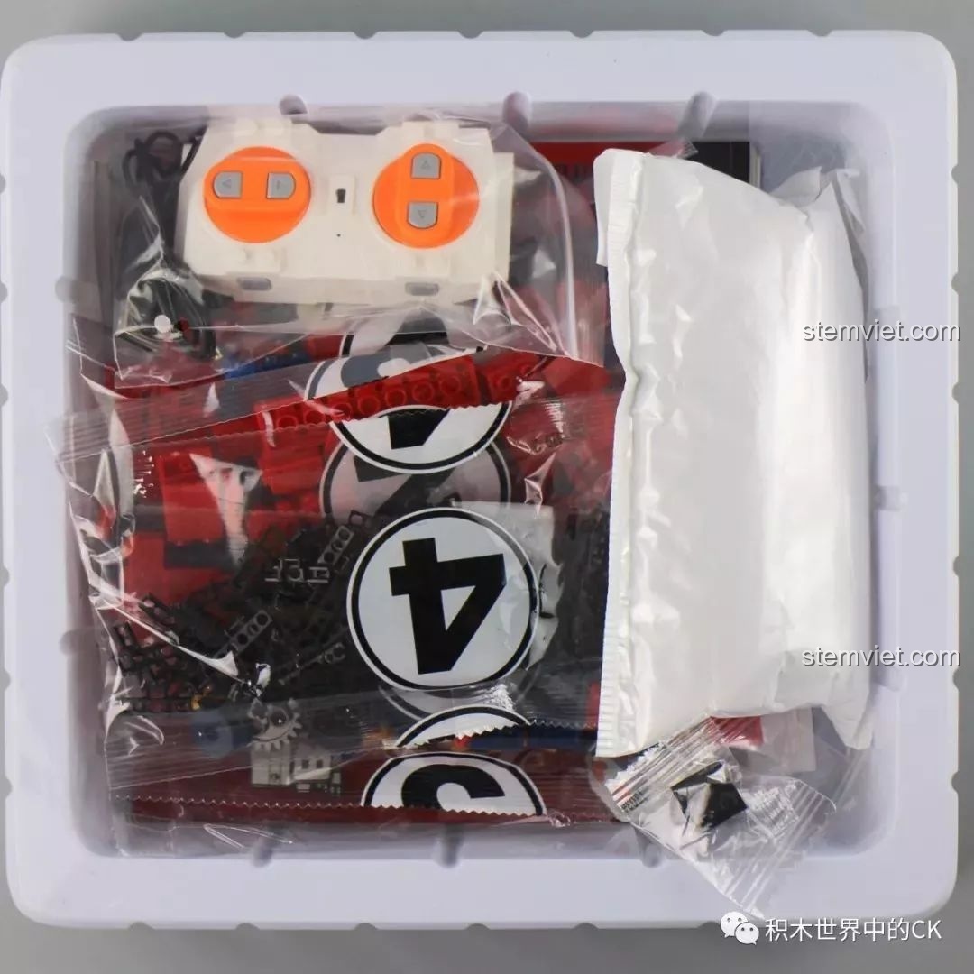 Khay nhựa bên trong hộp đồ chơi lắp ráp Mould King 13039 Spider-Man, chứa các túi chi tiết.