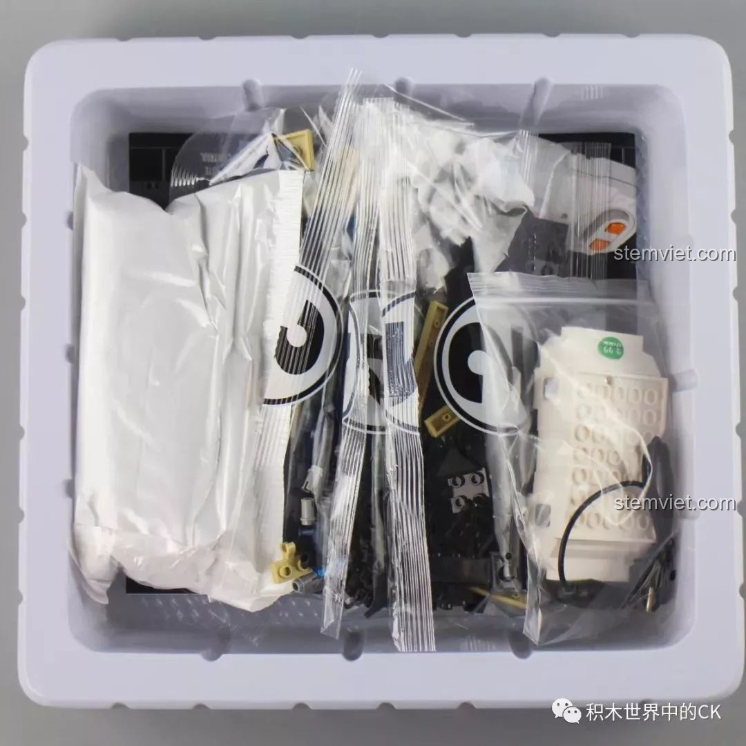 Khay nhựa bên trong hộp đồ chơi lắp ráp Mould King 13040 Superman, chứa các túi chi tiết.