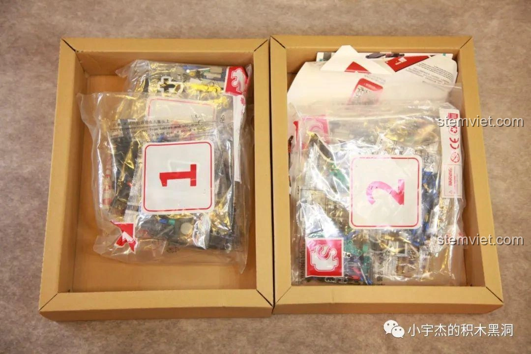 Hai khay đựng túi mảnh ghép bên trong hộp đồ chơi lắp ráp Xe tải công trình Unimog U400 SEMBO Block 720900.