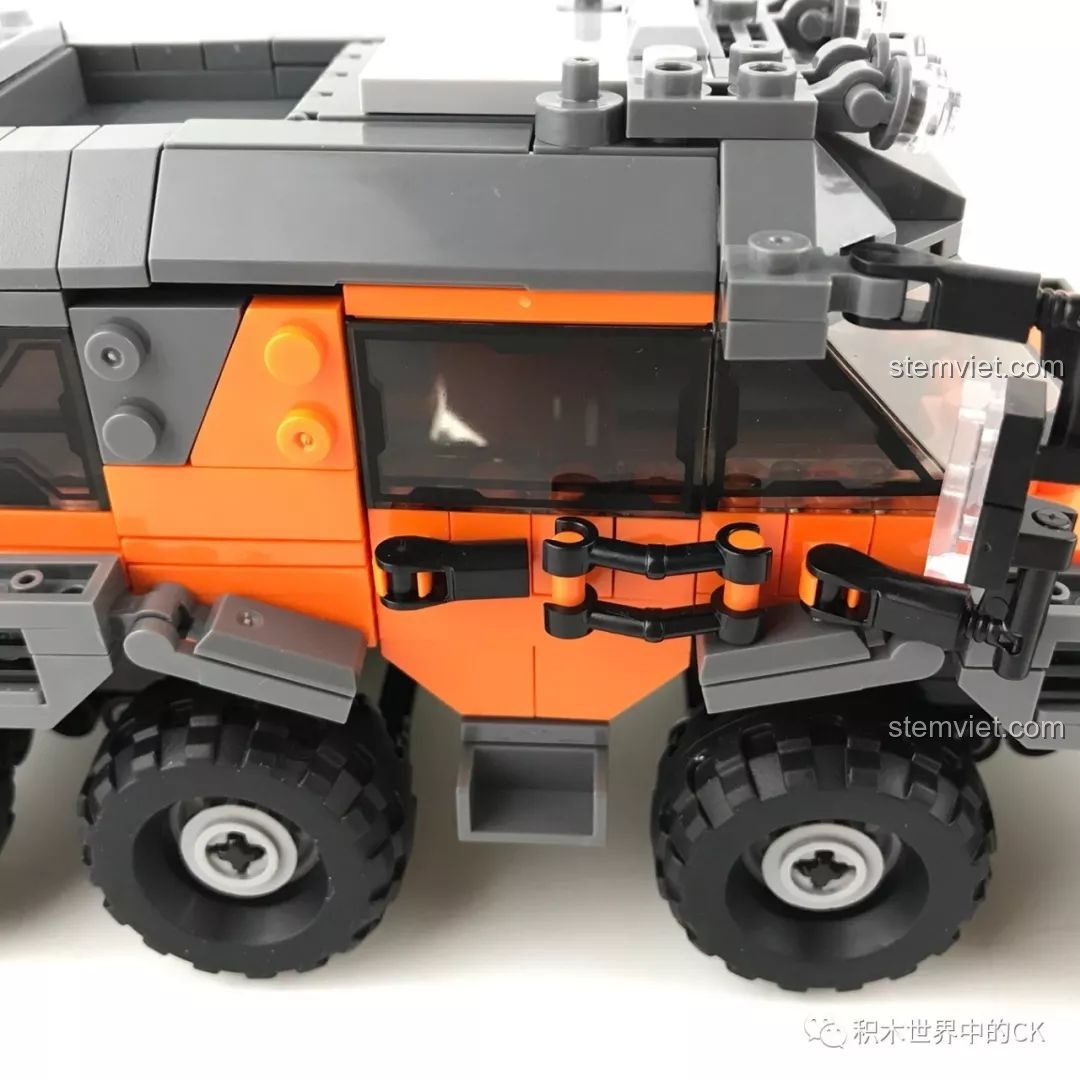 Cận cảnh cho thấy các khe hở giữa các mảnh ghép trên mô hình Xe địa hình 8 bánh Xingbao.