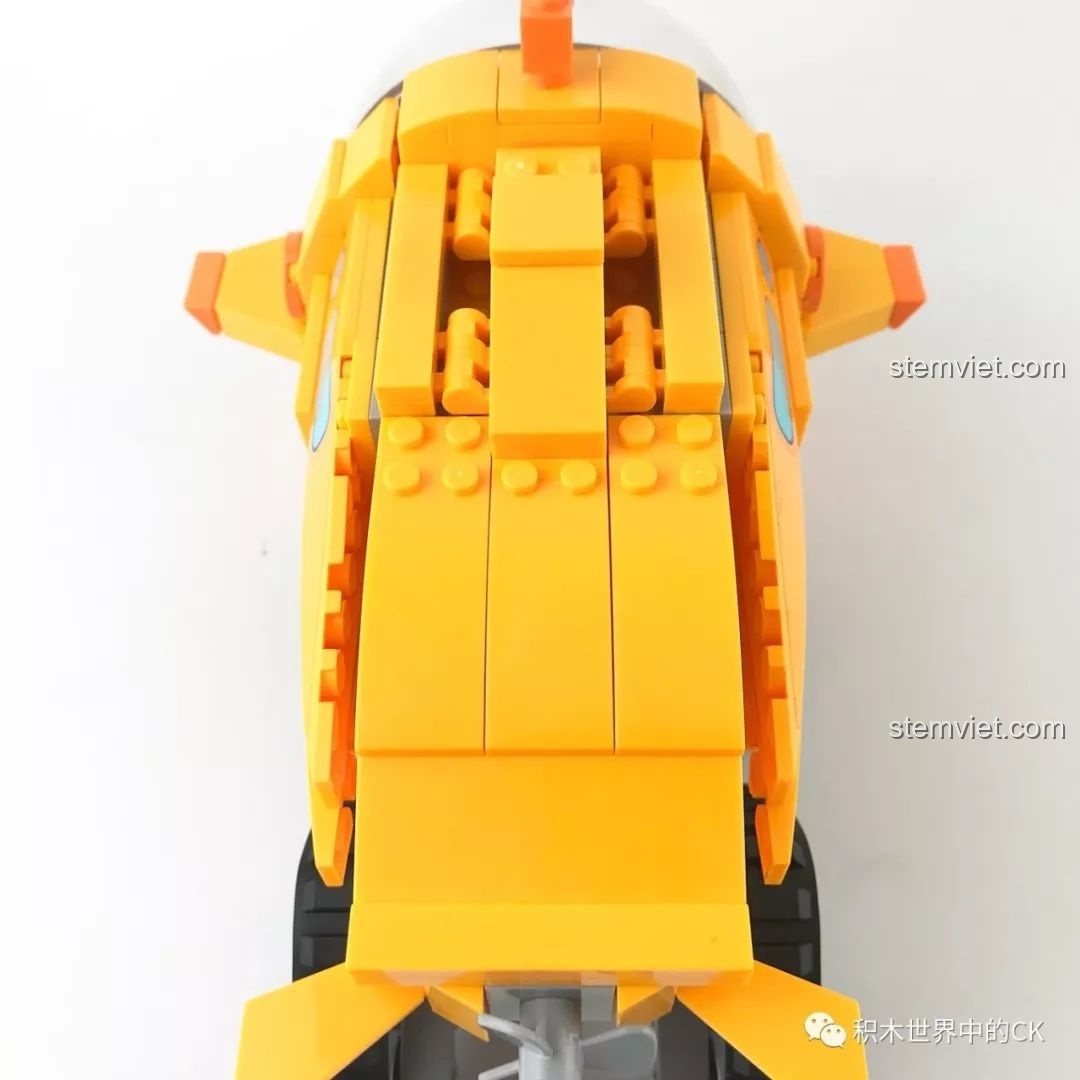 Góc nhìn từ trên xuống cho thấy các khe hở trên thân Tàu Độc Giác Kình GUP-S QMAN 3704.