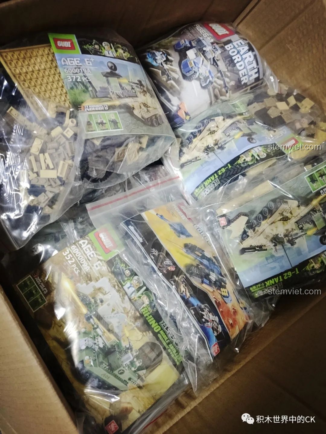 Thùng đồ chơi lắp ráp GUDI cũ được tìm thấy khi dọn nhà, khơi nguồn cho bài đánh giá GUDI 50102.