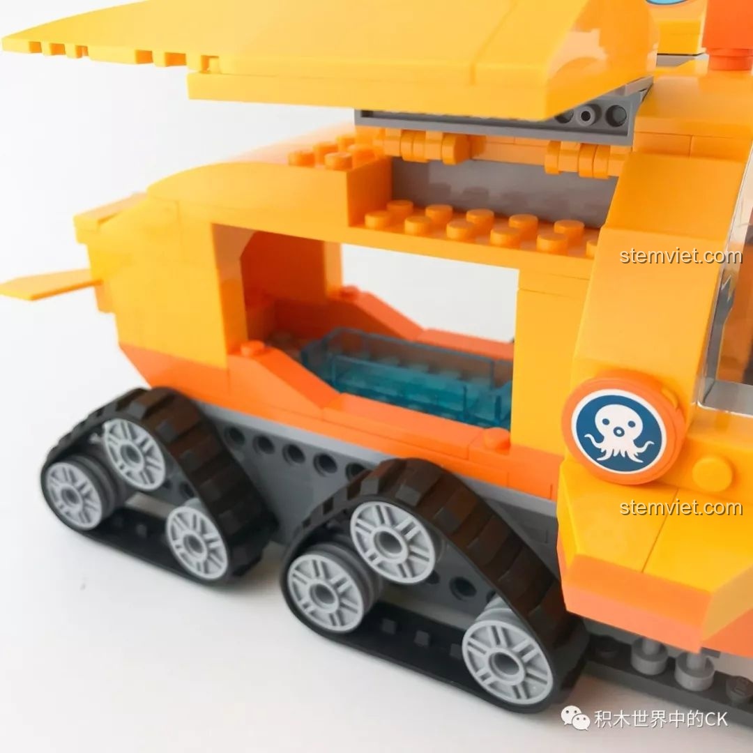 Khoang chứa bên trong Tàu Độc Giác Kình GUP-S sau khi mở nóc, một chi tiết thú vị cho bé khám phá.