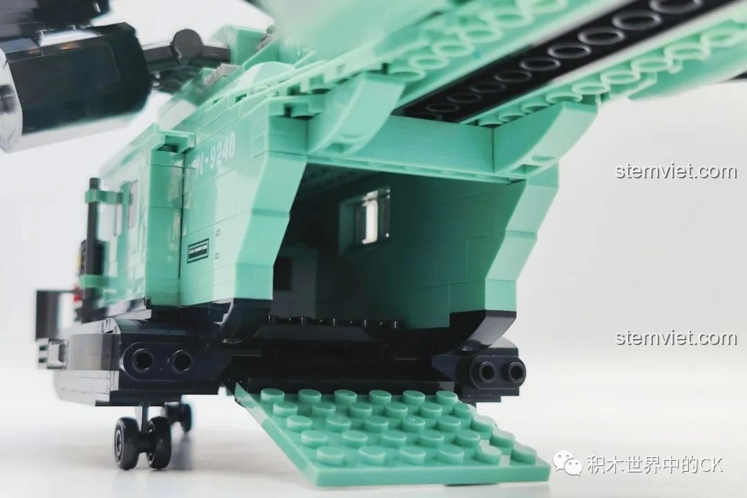 Khoang chứa phía sau của mô hình JIESTAR 58008 Trực thăng hai cánh quạt khi cửa sau hạ xuống, thể hiện không gian bên trong.