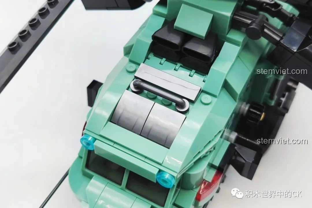 Khoang chứa bên trong của mô hình JIESTAR 58008 Trực thăng hai cánh quạt khi nắp được mở, thể hiện không gian rộng rãi.