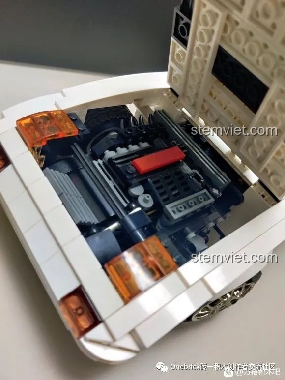 Khoang động cơ và đèn pha bật của mô hình CaDA C61022 Mazda RX-7 FC3S, chi tiết ấn tượng.