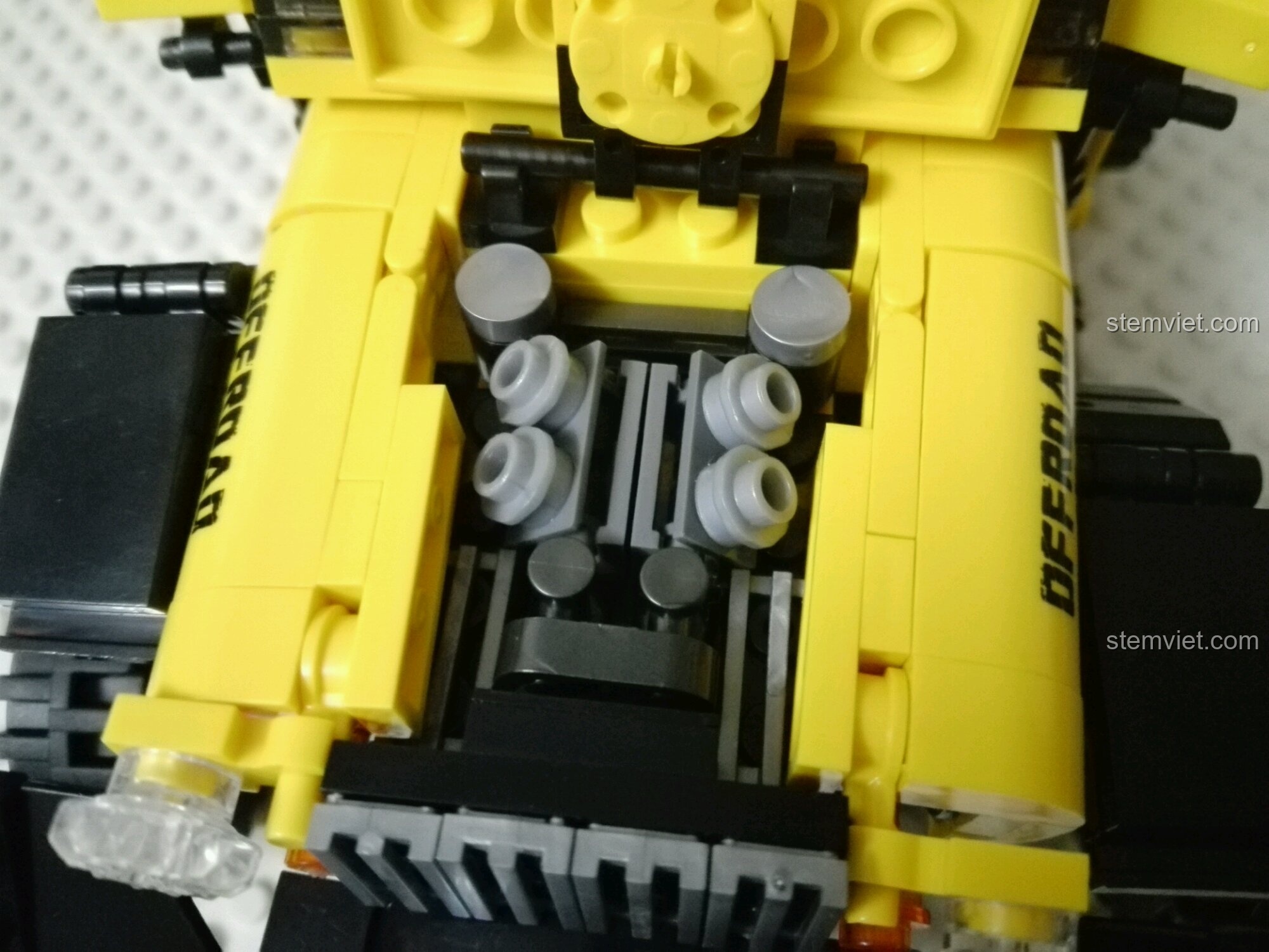 Cận cảnh khoang động cơ chi tiết của bộ đồ chơi mô hình Xe off-road 3024 giá bình dân khi mở nắp capo.