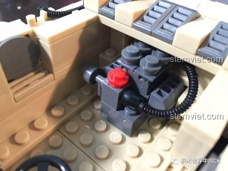 Khối động cơ chi tiết bên trong đồ chơi mô hình Xe tăng hạng trung Đức cho bé trai 6 tuổi khi mở nắp capo.