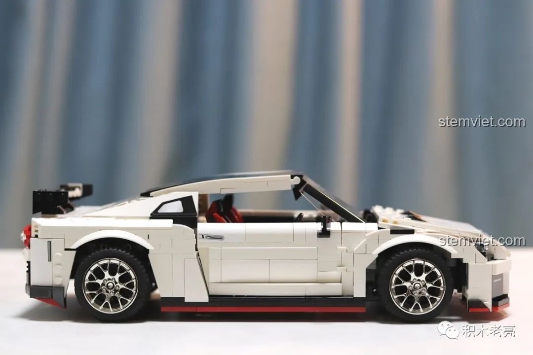 Cận cảnh khoang động cơ của mô hình Double Eagle 61020 Nissan GTR R35, hiển thị động cơ VR38 và các chi tiết khác.