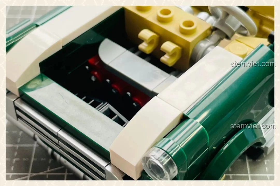 Cận cảnh khoang động cơ của mô hình xe MINI Camper Power Block PB8804 sau khi lắp ráp, thể hiện sự tinh xảo và chi tiết.