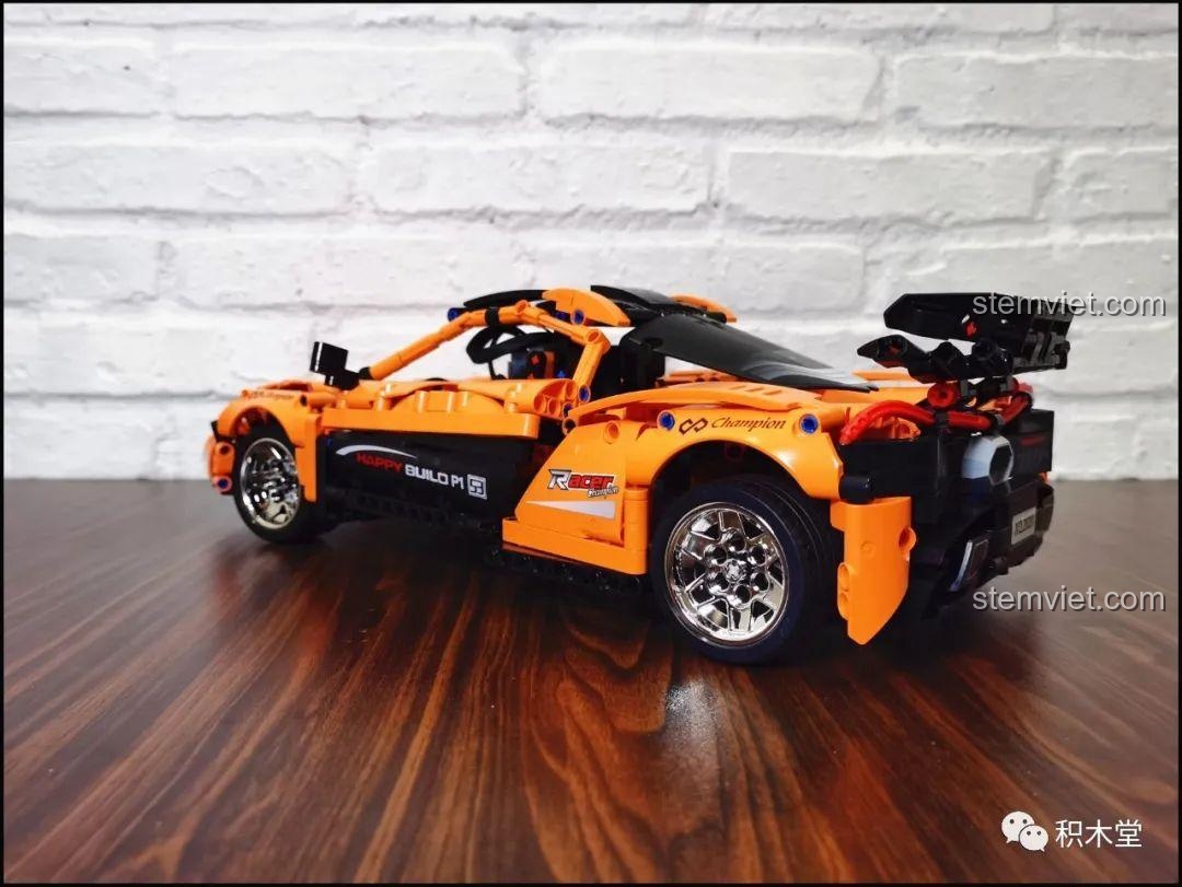 Khoang hành lý phía trước của mô hình Happy Build YC-QC004 McLaren P1 có thể mở ra, thể hiện tính năng tương tác và chi tiết thiết kế.