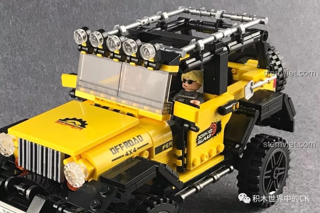 Chi tiết khoang lái của đồ chơi mô hình xe Jeep 03024 với vô lăng, bảng điều khiển và ghế ngồi.