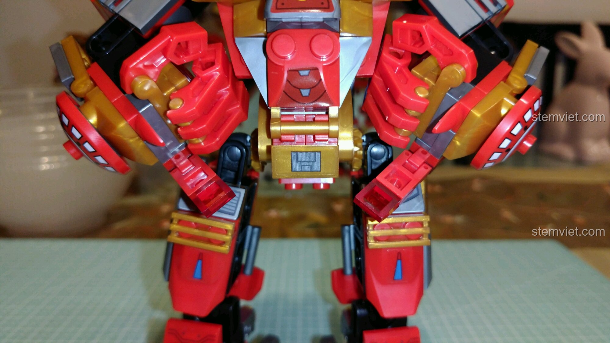 Khoang lái của bộ đồ chơi Người máy Hulkbuster MK16 cho bé trai 6+, minifigure Iron Man ngồi bên trong.