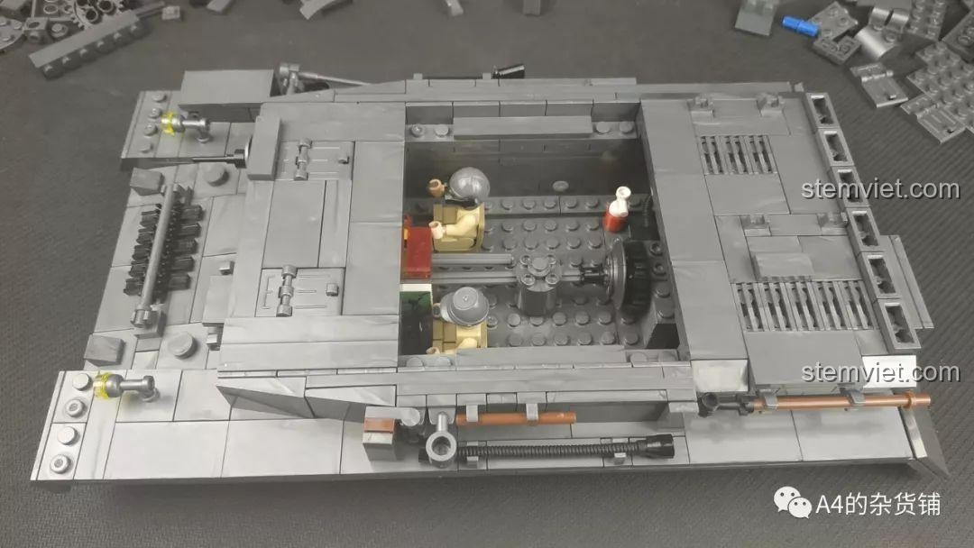 Cận cảnh chi tiết bên trong khoang lái của mô hình Panzerkampfwagen IV KY82010 đáng tiền.