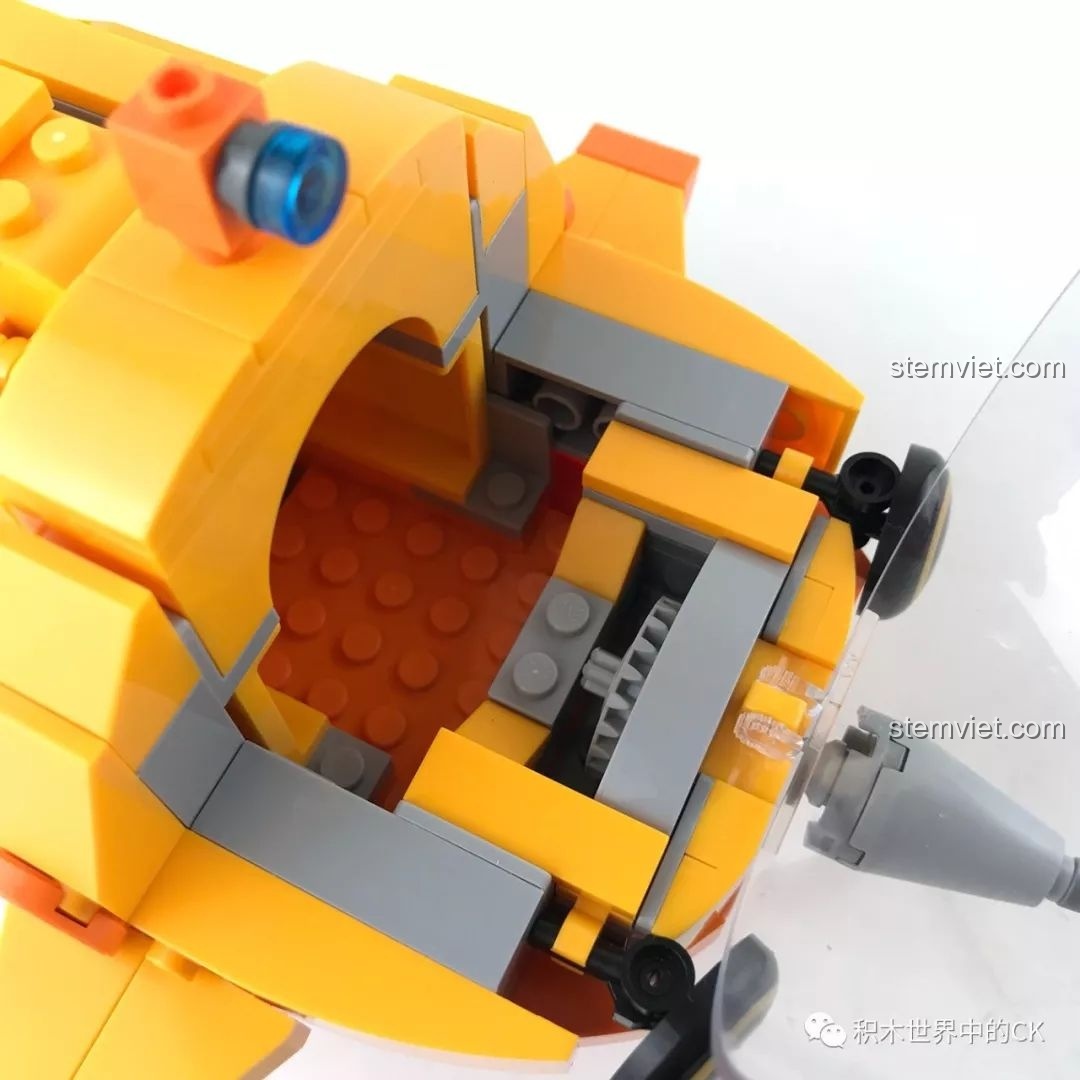 Bên trong khoang lái trống của Tàu Độc Giác Kình GUP-S, một điểm trừ nhỏ của bộ đồ chơi.