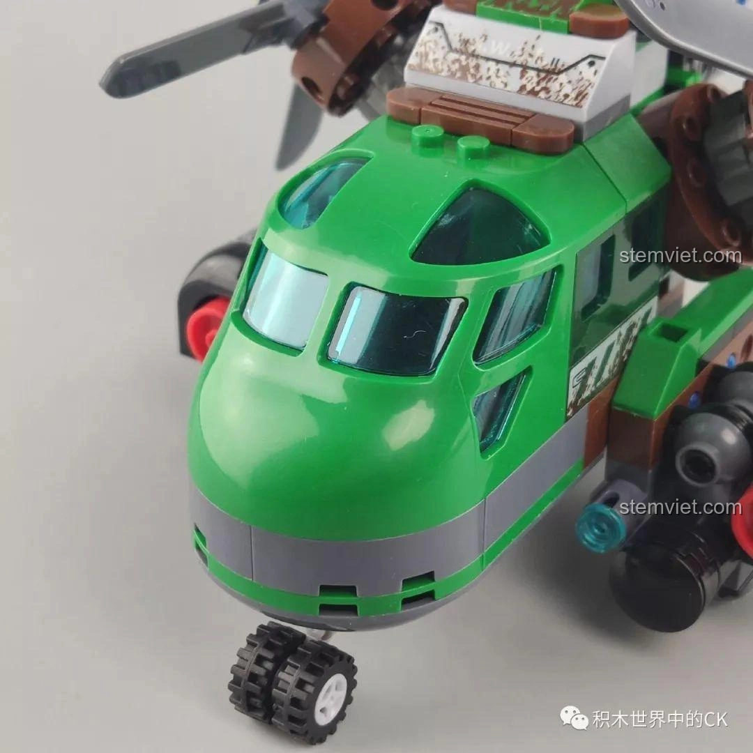 Mô hình trực thăng Winner 5101 với phần mũi mở ra, để lộ khoang lái bên trong và ghế ngồi.