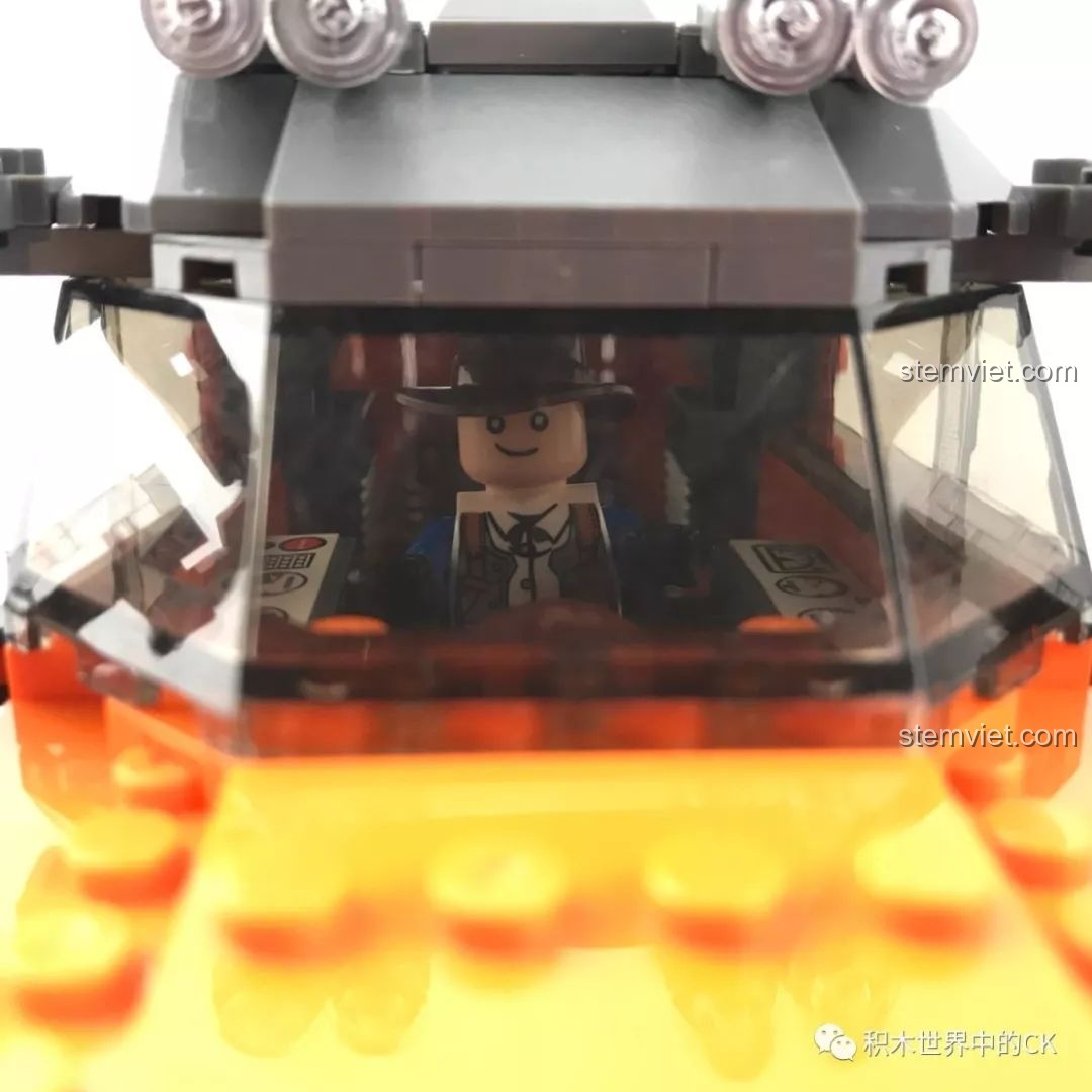 Nóc xe mở ra để lộ không gian bên trong nhưng không phải là khoang lái trực tiếp.