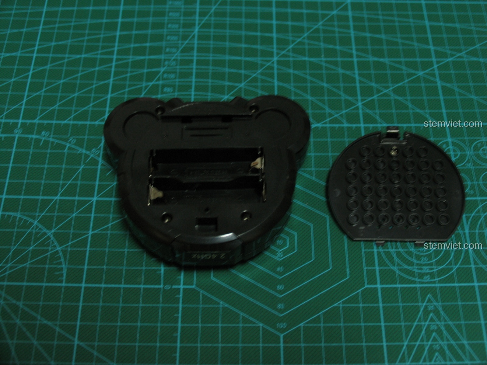 Khoang chứa pin của bộ điều khiển từ xa CaDA C51005, cần lắp thêm pin AA để hoạt động.