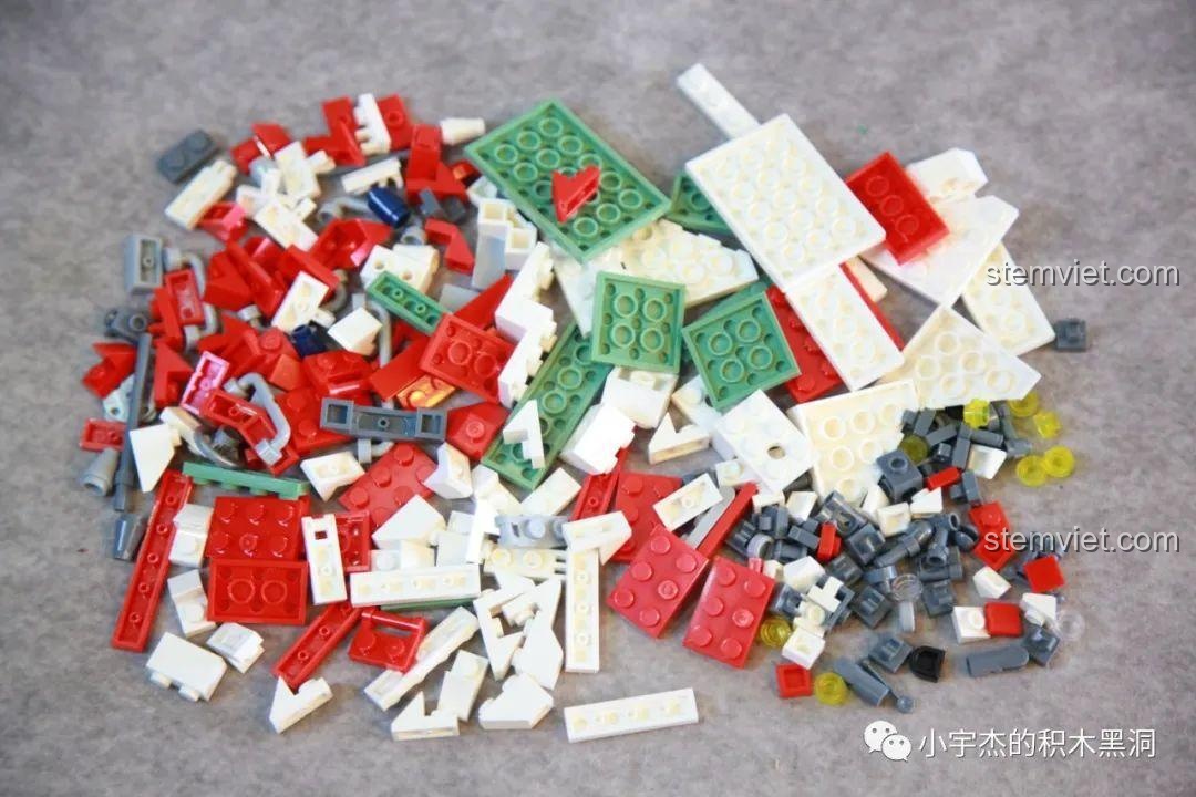 Khoang trung tâm của mô hình tàu lặn Giao Long số 1 PanlosBrick 688009 đã được đóng nắp.