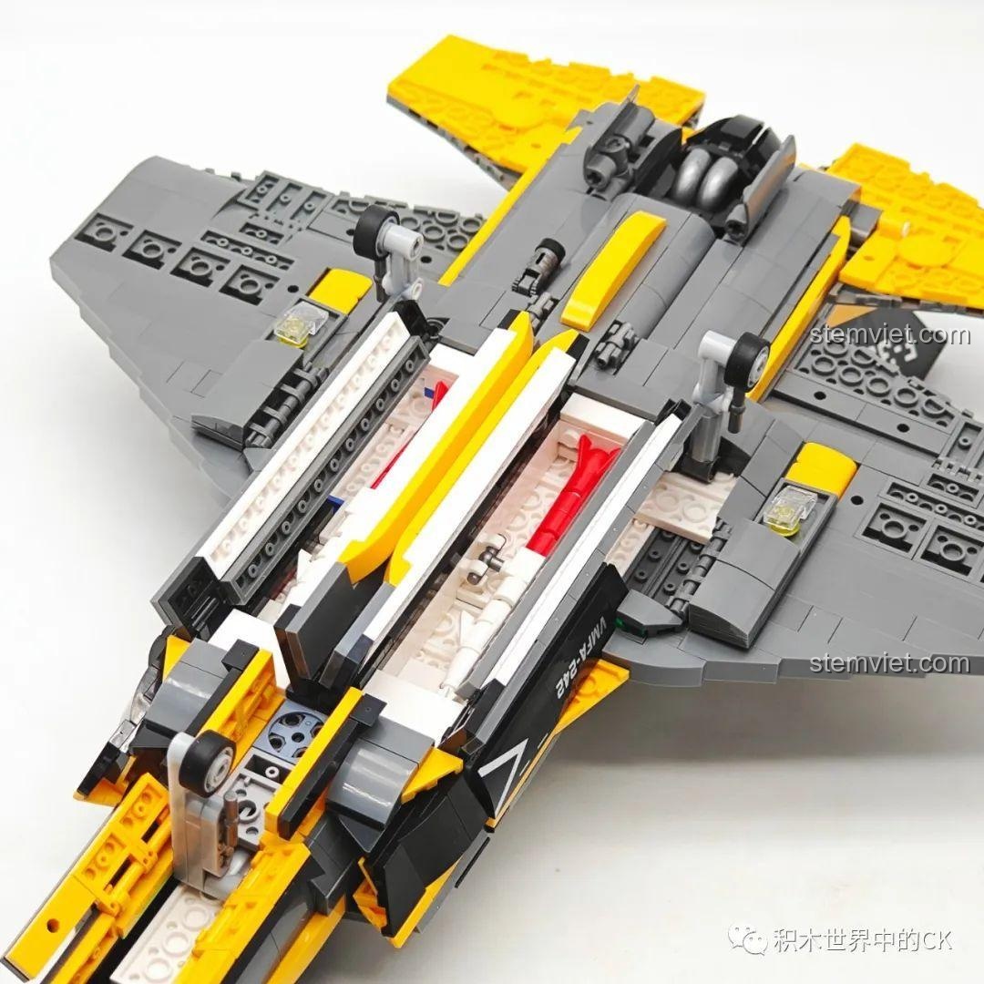 Khoang vũ khí của đồ chơi xây dựng Máy bay quân sự F-35B JIESTAR có thể mở ra, một tính năng tương tác hấp dẫn cho trẻ.