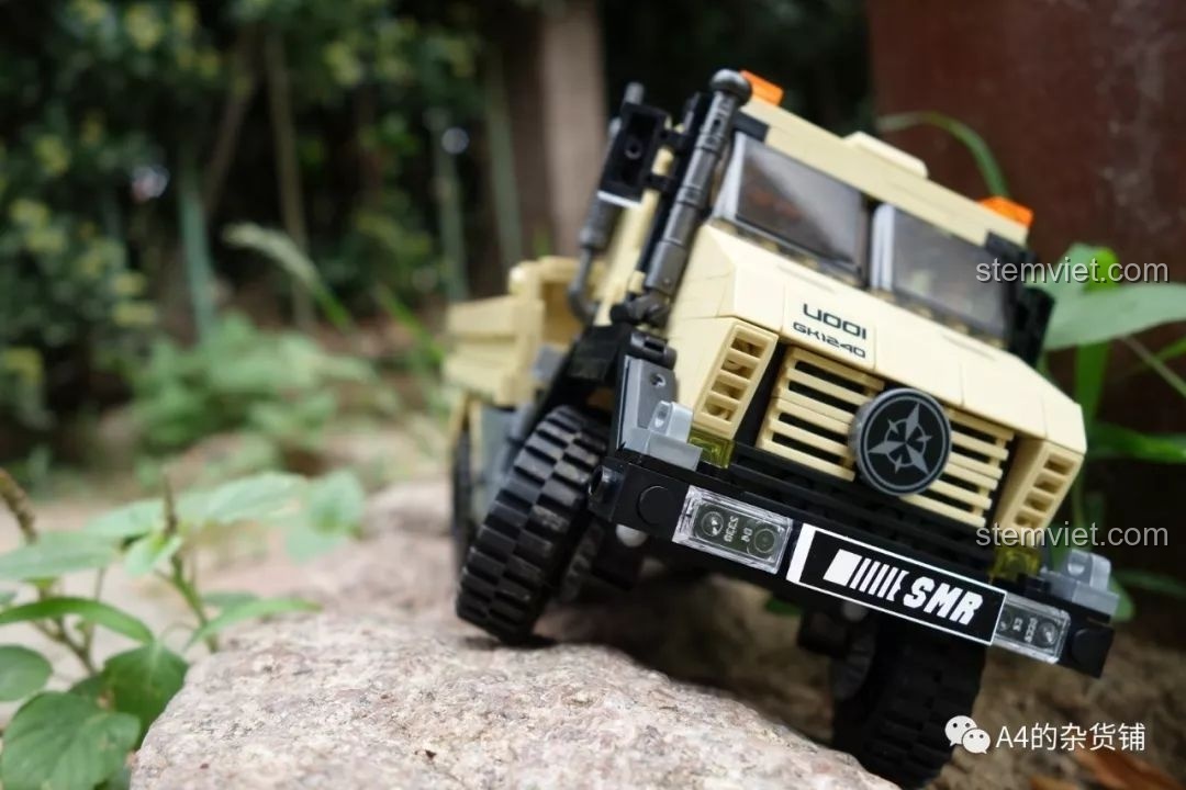 Góc chụp khác của xe tải Unimog Xingbao trên địa hình, cho thấy khả năng xoắn thân và hệ thống treo.