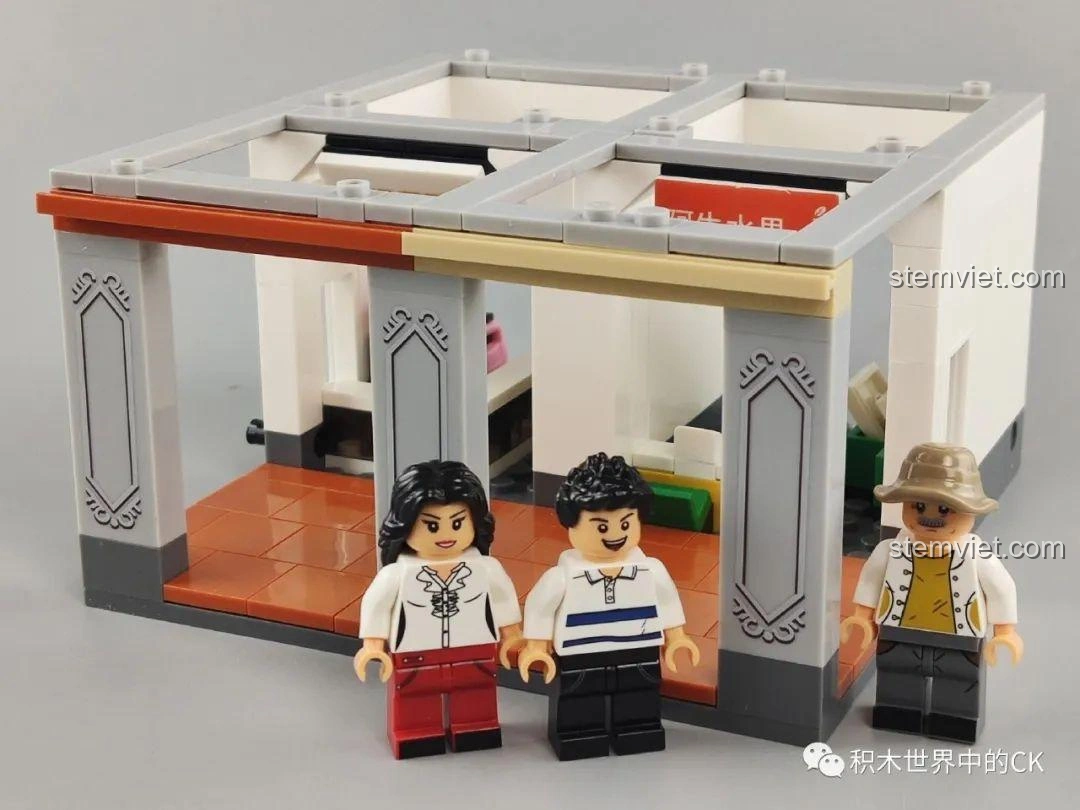 Phần đế và ba minifigures của bộ lắp ghép WOMA C0336 Phố Cổ Kiến Trúc Qilou, khởi đầu quá trình lắp.