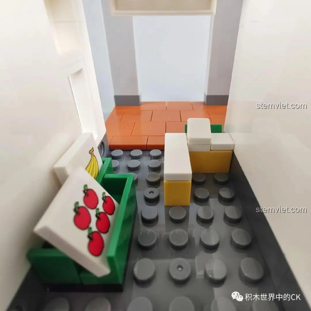 Phần đế và ba minifigures của bộ lắp ghép WOMA C0337 Phố Cổ Kiến Trúc Qilou Phố Xuân Phong.