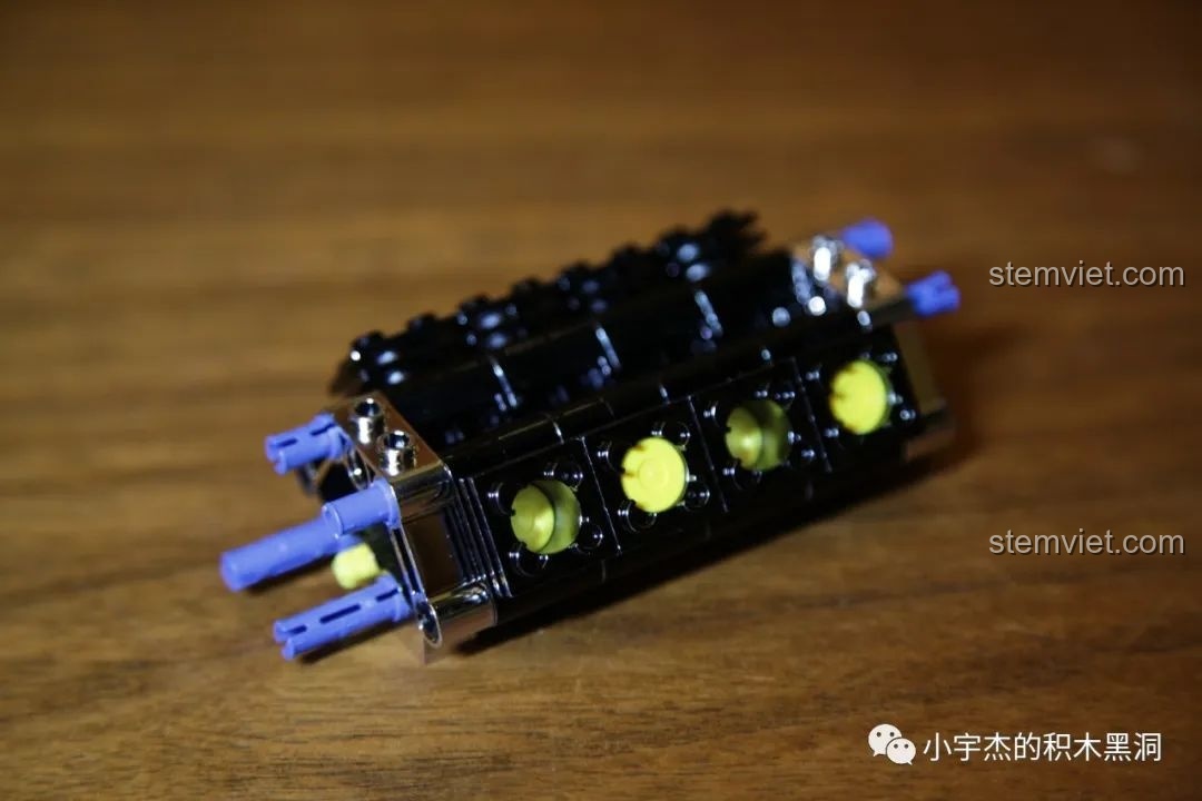 Khối động cơ V8 của bộ xếp hình Xe đua Ford Mustang Hoonicorn V2 sau khi lắp ráp xong.