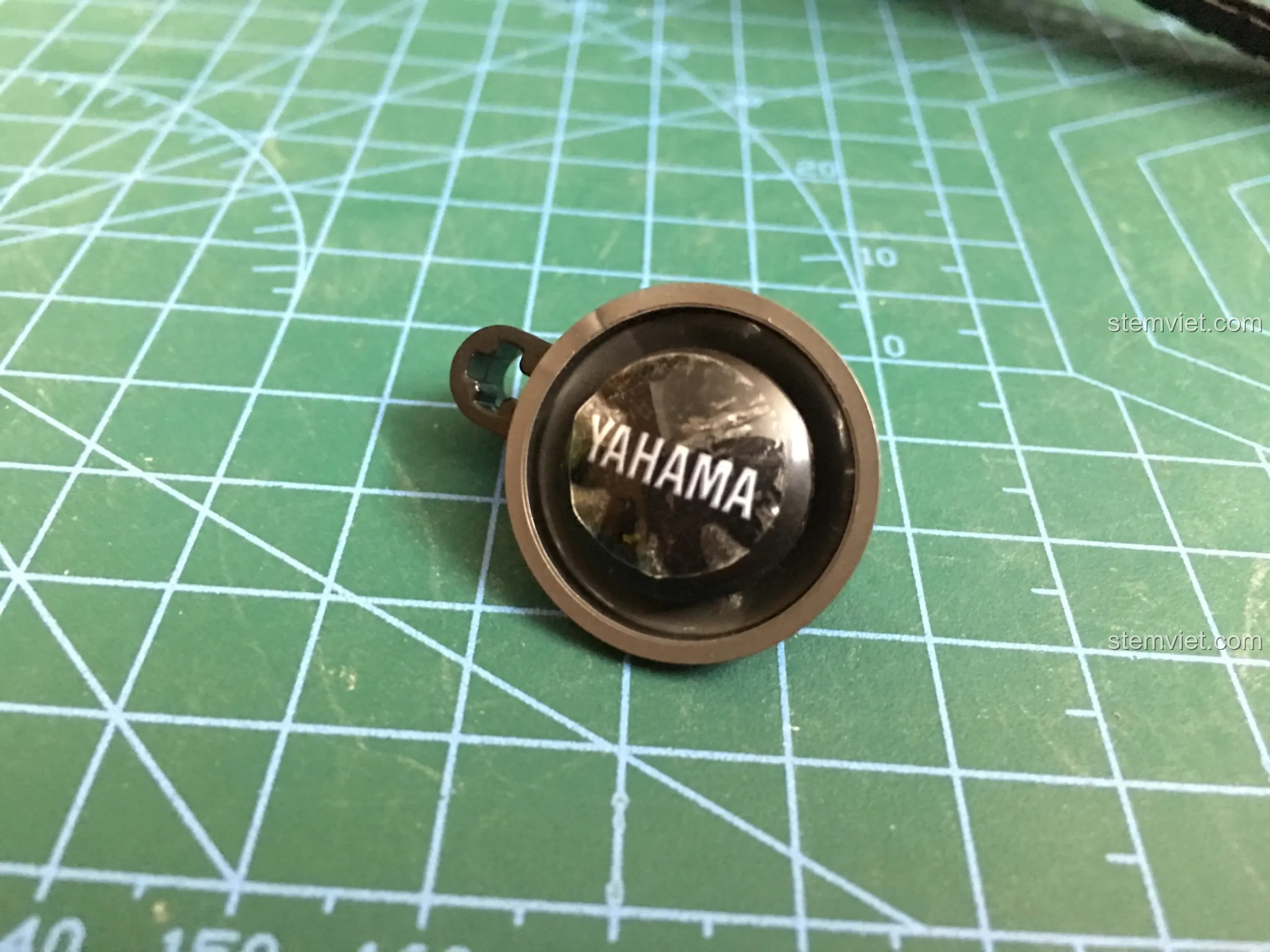 Khối động cơ xi-lanh đôi được giấu bên trong khung xe, thể hiện sự phức tạp của đồ chơi mô hình 701702 giá hời.