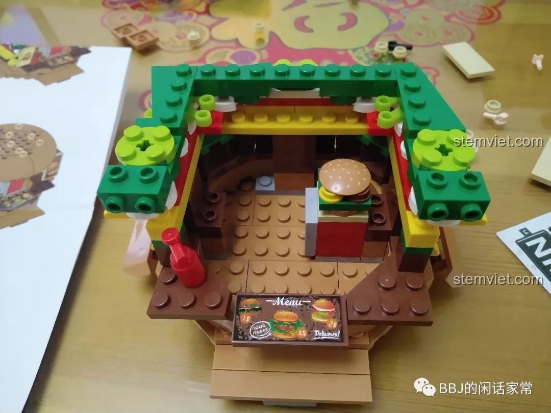 Không gian bên trong của mô hình Tiệm Bánh Hamburger cho trẻ em, với quầy kệ và các chi tiết nhỏ.