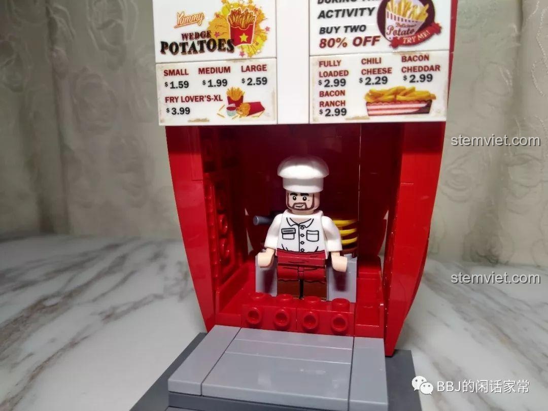 Nhân vật minifigure đầu bếp được đặt bên trong quầy của tiệm khoai tây chiên Sembo 601058.