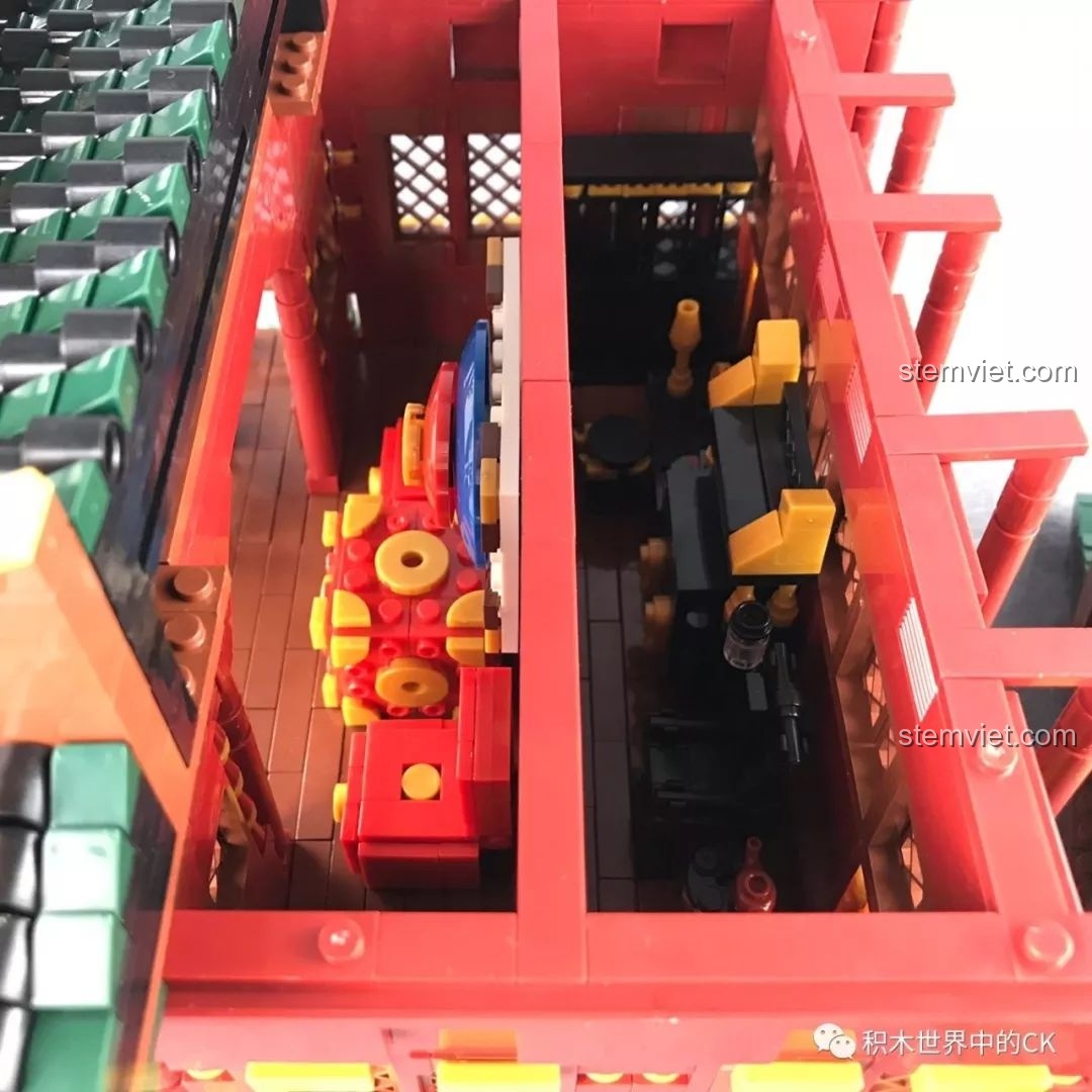 Nhìn từ trên xuống vào không gian nội thất của Đại Hí Viện, thấy rõ sân khấu và hậu trường.