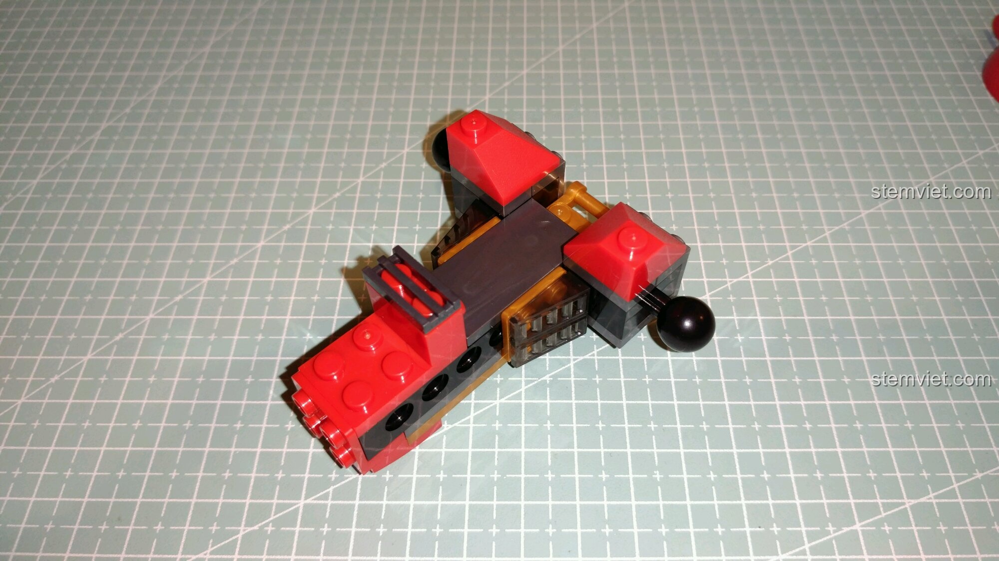 Gắn khớp cầu vai cho bộ đồ chơi Người máy Hulkbuster MK16 cho bé trai 6+, đảm bảo cử động linh hoạt.