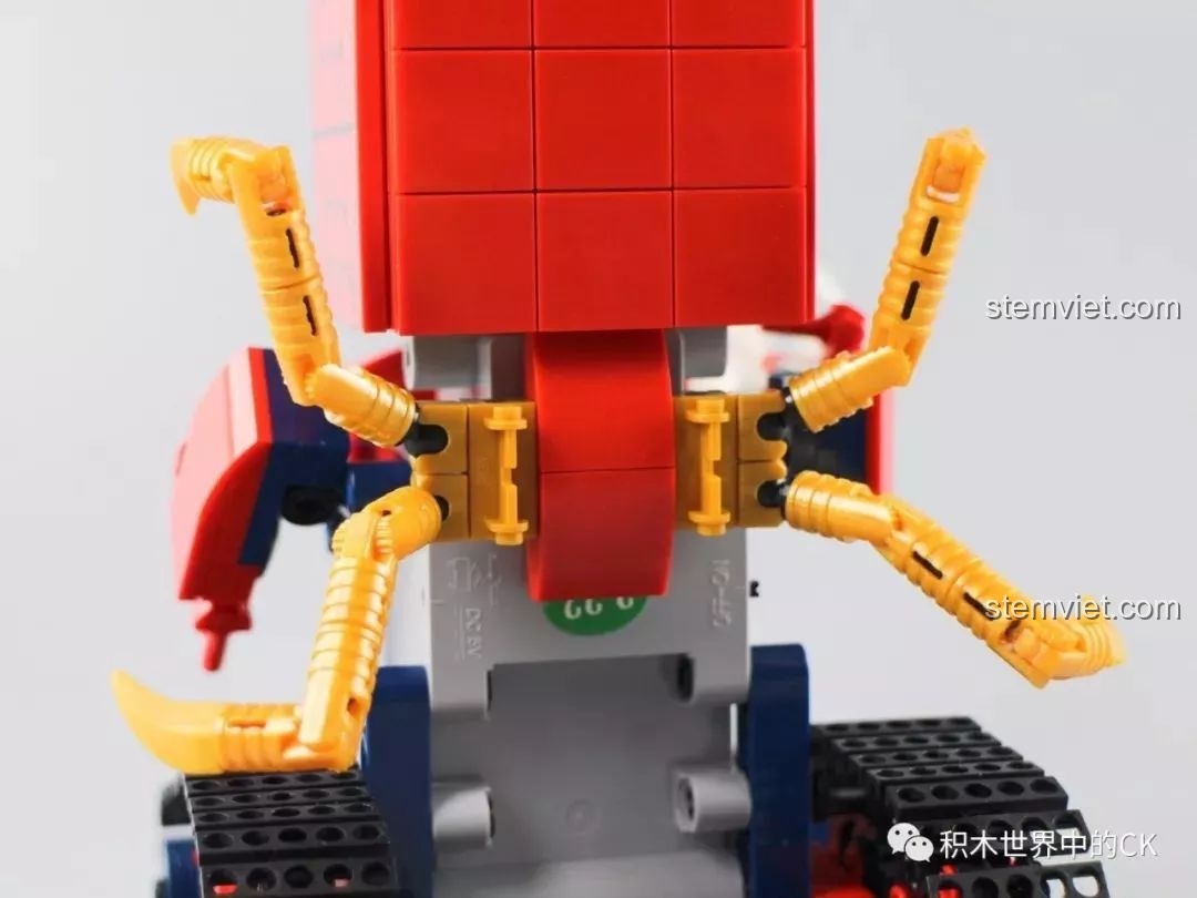 Cận cảnh chi tiết khớp nối các càng máy móc vào lưng của mô hình Robot Spider-Man 13039.