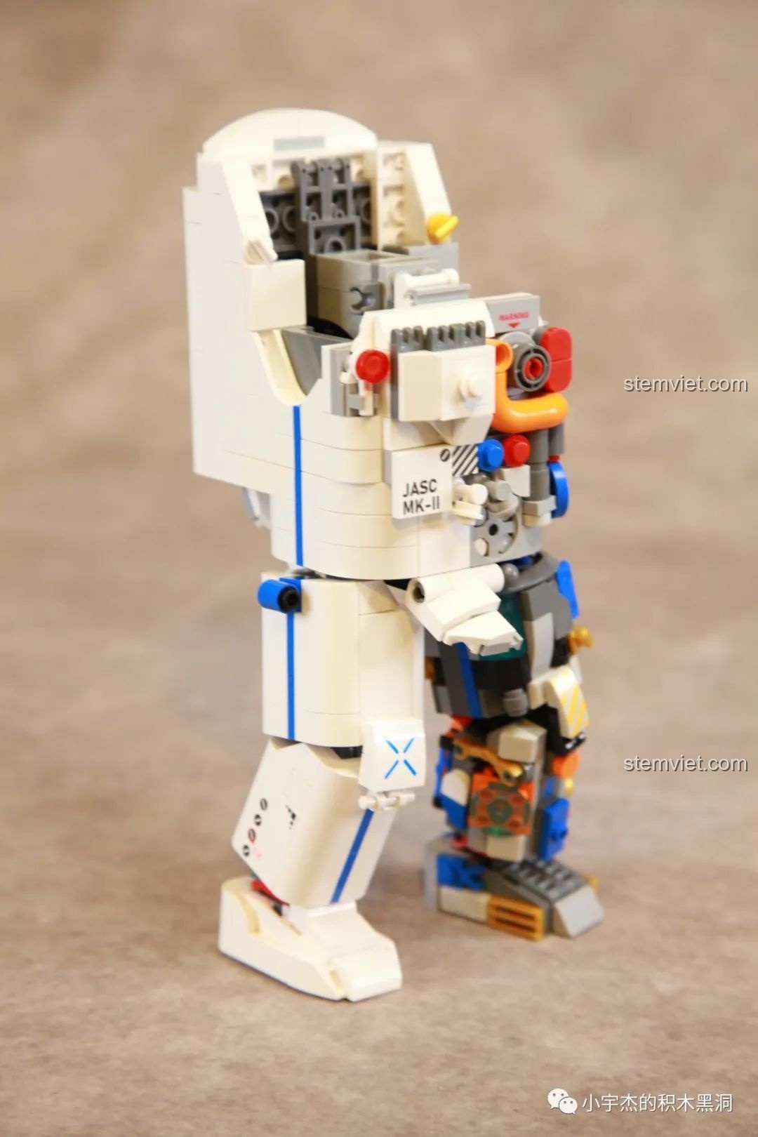 Góc nhìn nghiêng của mô hình Phi hành gia JK9106 sau khi lắp thân và chân.