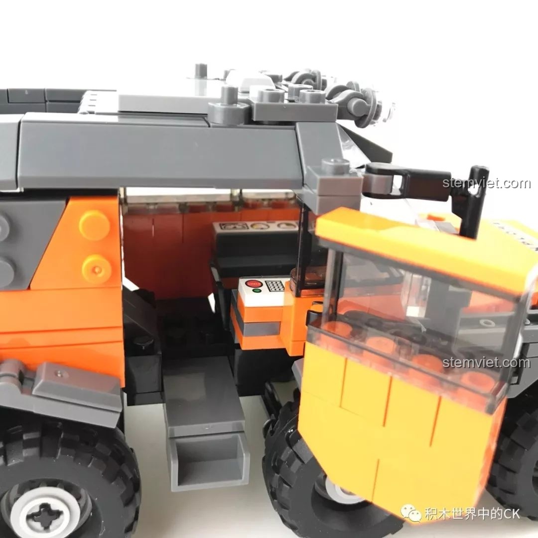 Chi tiết khớp nối cửa xe của mô hình Xingbao XB-03027 sử dụng các chi tiết tay robot.