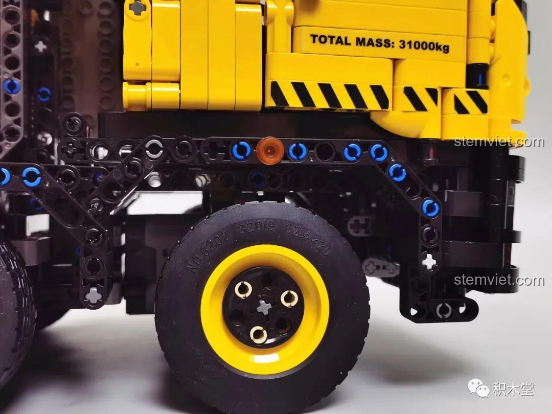 Khớp nối vạn năng bằng kim loại đã được lắp đặt vào mô hình Xe Trộn Bê Tông Tycole T4005.