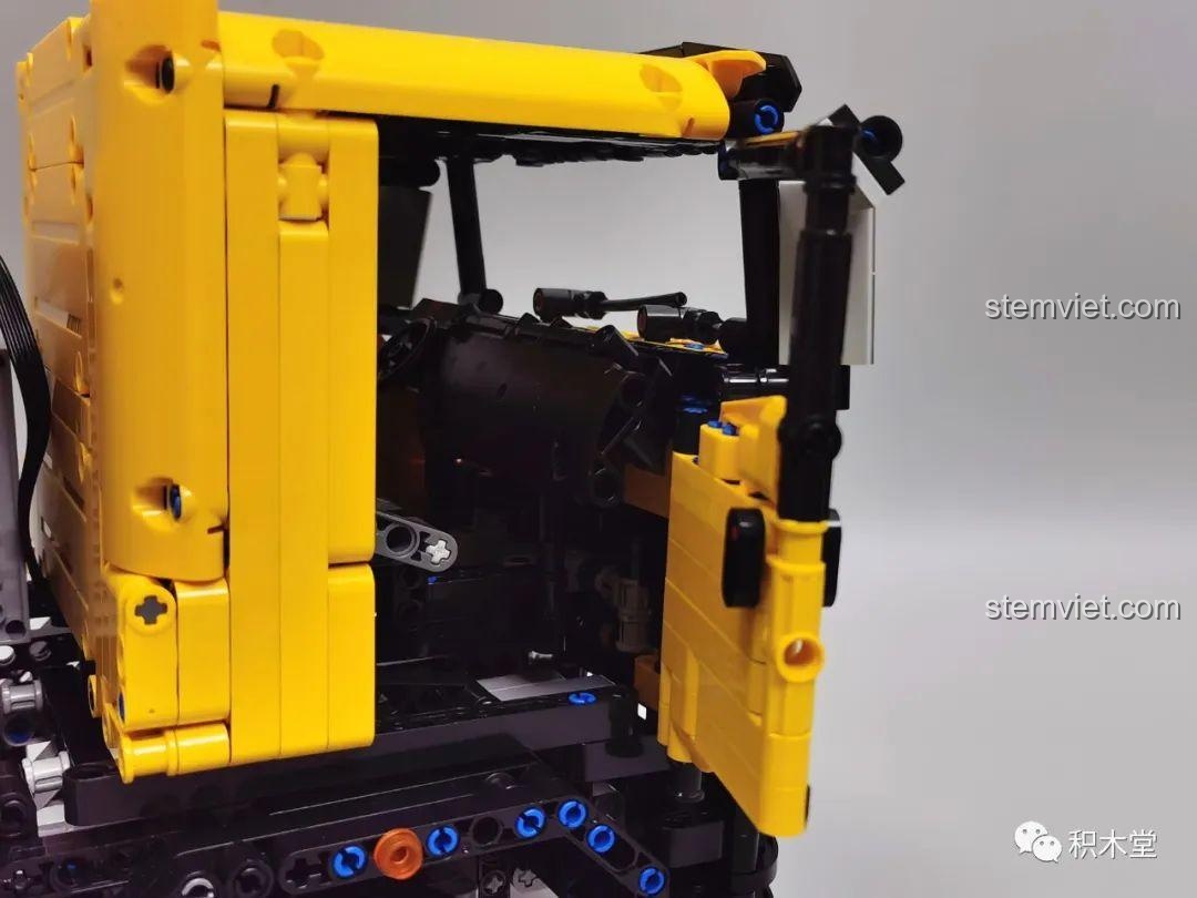 Khớp nối vạn năng bằng kim loại cầm trên tay, so sánh với khớp nhựa của bộ Tycole T4005.