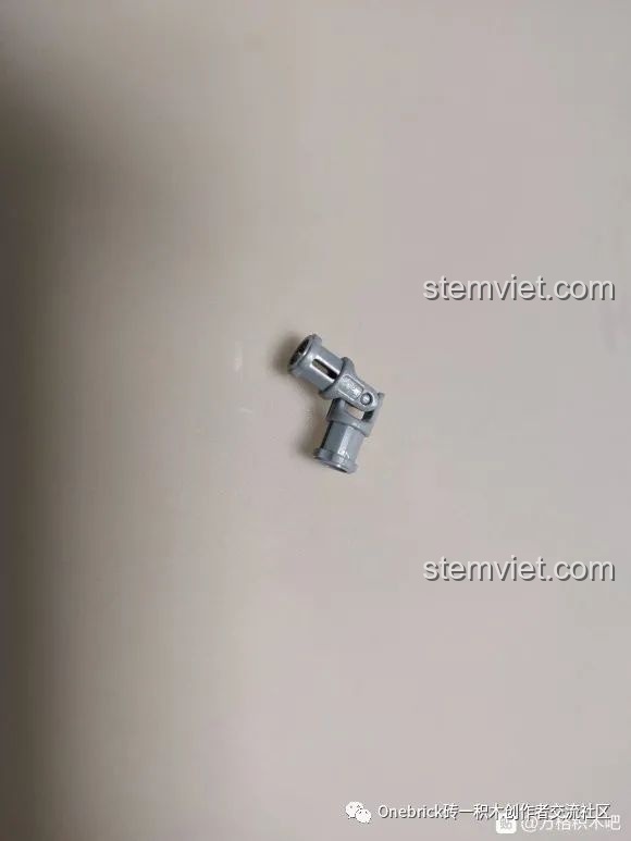 Khớp vạn năng được lắp sẵn của bộ lắp ráp CaDA C61022 Mazda RX-7 FC3S, tiện lợi cho người chơi.