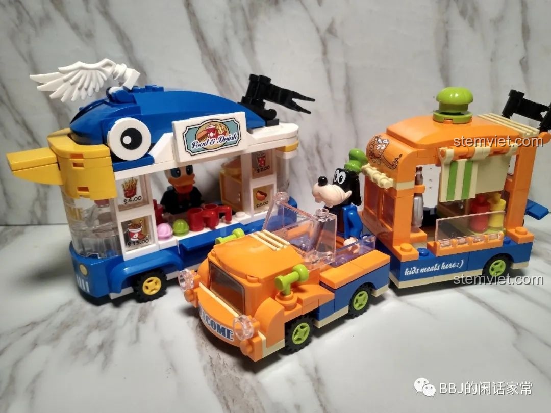 Cả hai bộ lắp ráp xe bán hàng của Vịt Donald và Goofy được đặt cạnh nhau, tạo thành một khu phố ẩm thực nhỏ.