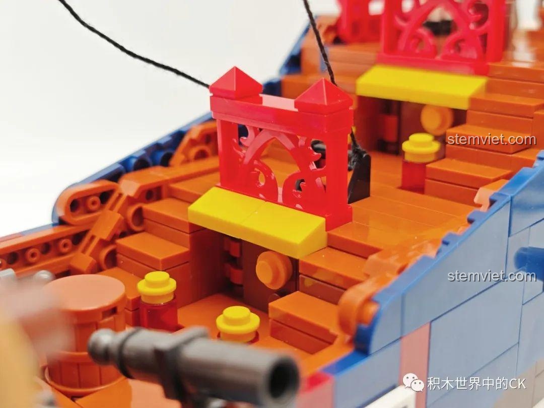 Khu vực lái ở đuôi tàu của mô hình JIESTAR 58001, với lan can hoa văn đỏ và các bậc thang.