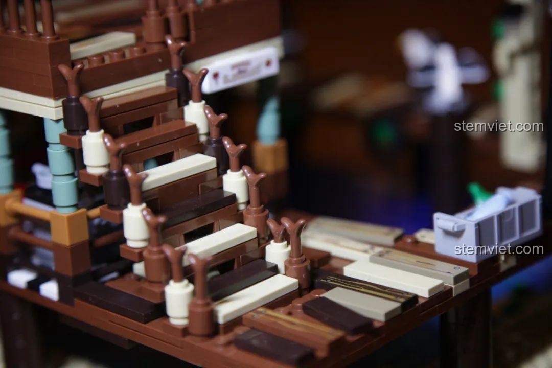 Khu vực ngắm cảnh trên tầng hai với băng ghế dài, nơi chú mèo và hải âu đang đậu.