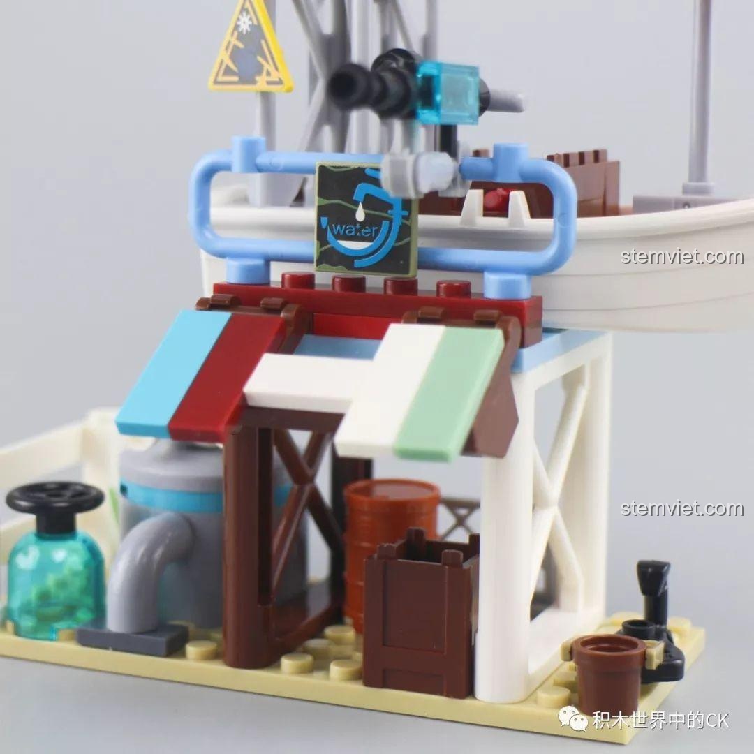 Cận cảnh khu vực xử lý nước của Trạm Bơm Nước với các đường ống và mái che nhiều màu sắc.