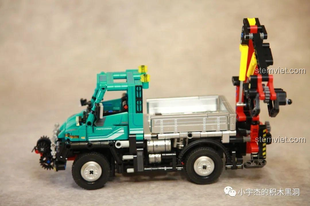 Các khúc gỗ đi kèm bộ lắp ráp Xe tải công trình Unimog U400 SEMBO Block 720900, dùng để vận chuyển.