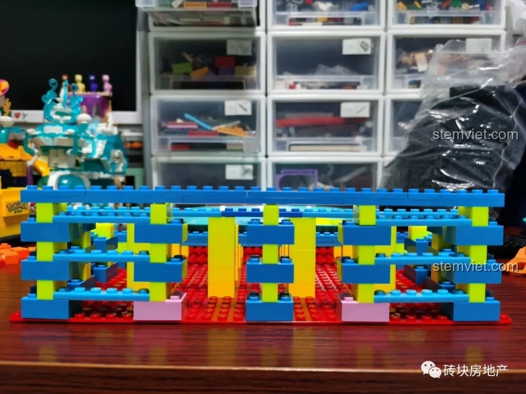 Cấu trúc bậc thang hoàn chỉnh, sẵn sàng để đặt các nhân vật lắp ráp vào hộp trưng bày.