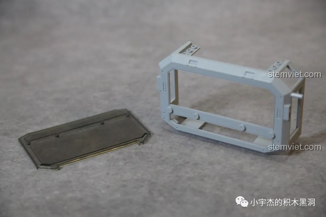 Chi tiết khung cabin đúc nguyên khối và kính chắn gió màu trà trong bộ SEMBO 107105.