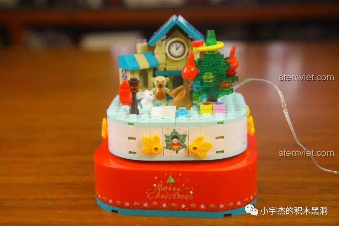 Mô hình khung cảnh Giáng sinh bên trong quả cầu tuyết Sembo 601162 đã được lắp ráp xong.